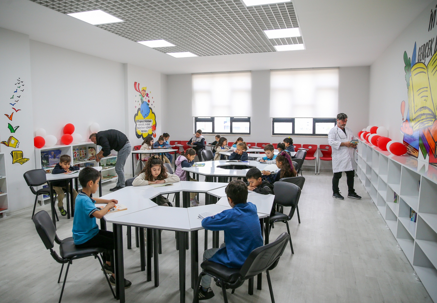 Kitaplarının Geliriyle Mucize Yarattı: Tek Bir Adam 122 Okulun Kaderini Nasıl Değiştirdi?