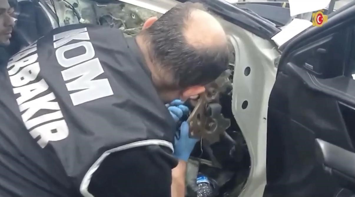 Silah cephaneliği gibi otomobil!
