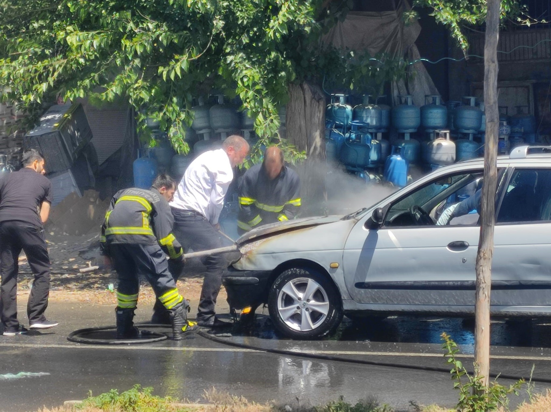 Diyarbakır’da otomobil bomba gibi patladı