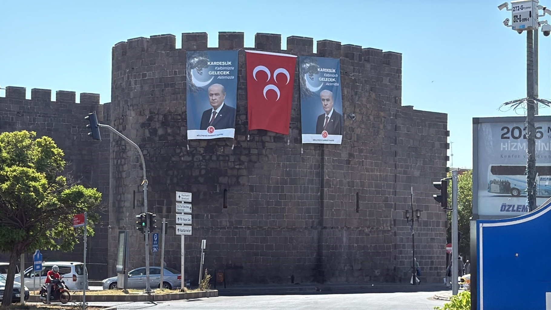 Diyarbakır surlarına Devlet Bahçeli’nin posteri asıldı!