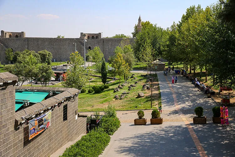 Vücut ısısını sıfırlıyor! Diyarbakırlılar sıcaktan korunmak için ona koşuyor!