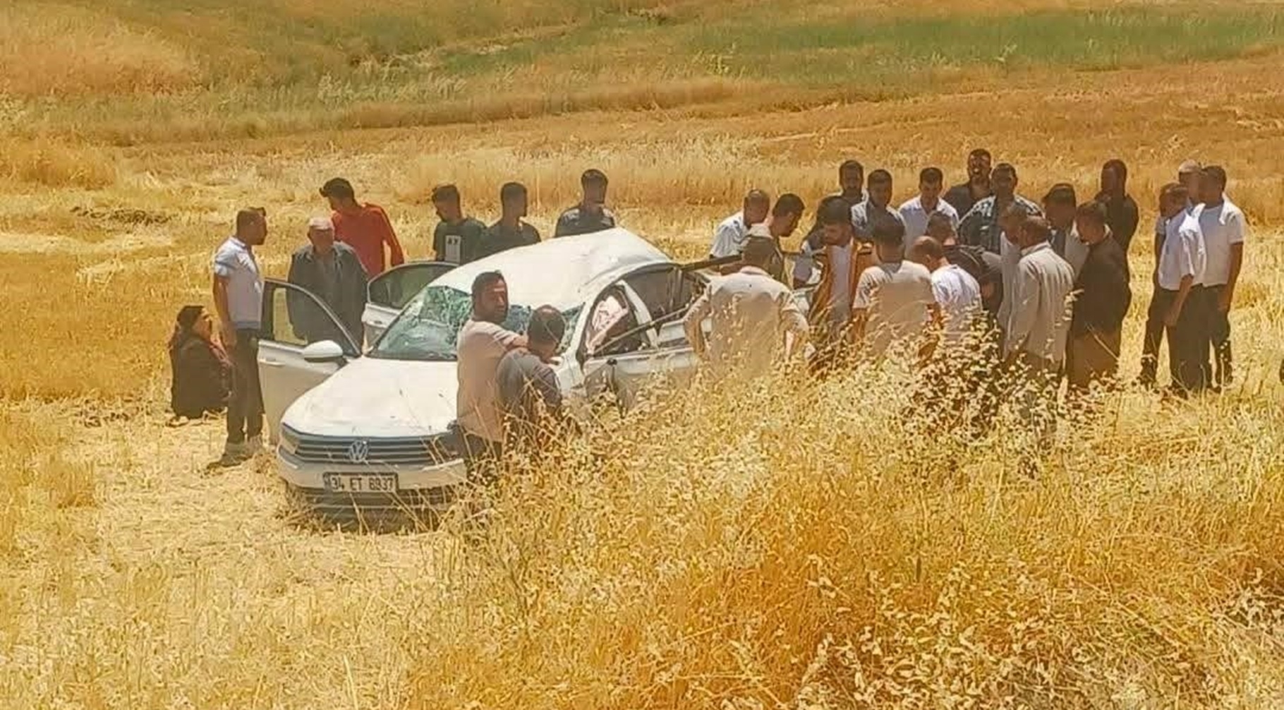 Diyarbakır’da otomobil tarlaya uçtu: Mucize kurtuluş mu, acı bilanço mu?