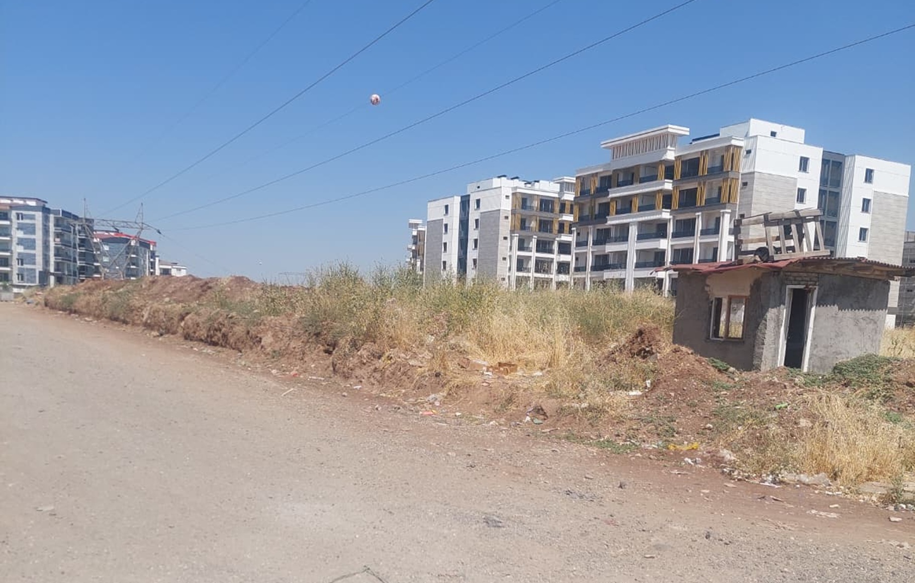 Diyarbakır’daki Meva City Yapı sitesi sakinlerinden yetkililere çağrı:  Masa başından değil, gelip yerinde görün!