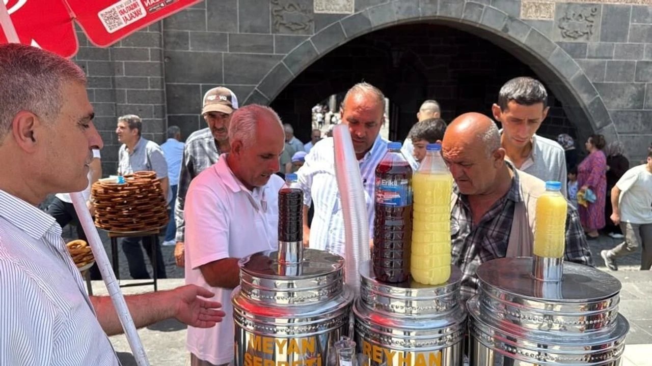 Diyarbakır’da yıllardır süren sebil geleneği; Ücretsiz dağıtıldı