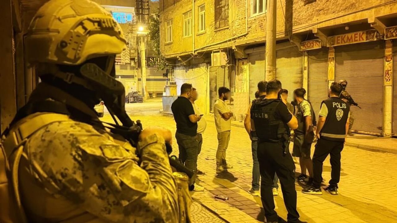 Diyarbakır' Özel Harekat destekli gece operasyonu; Çok sayıda gözaltı!