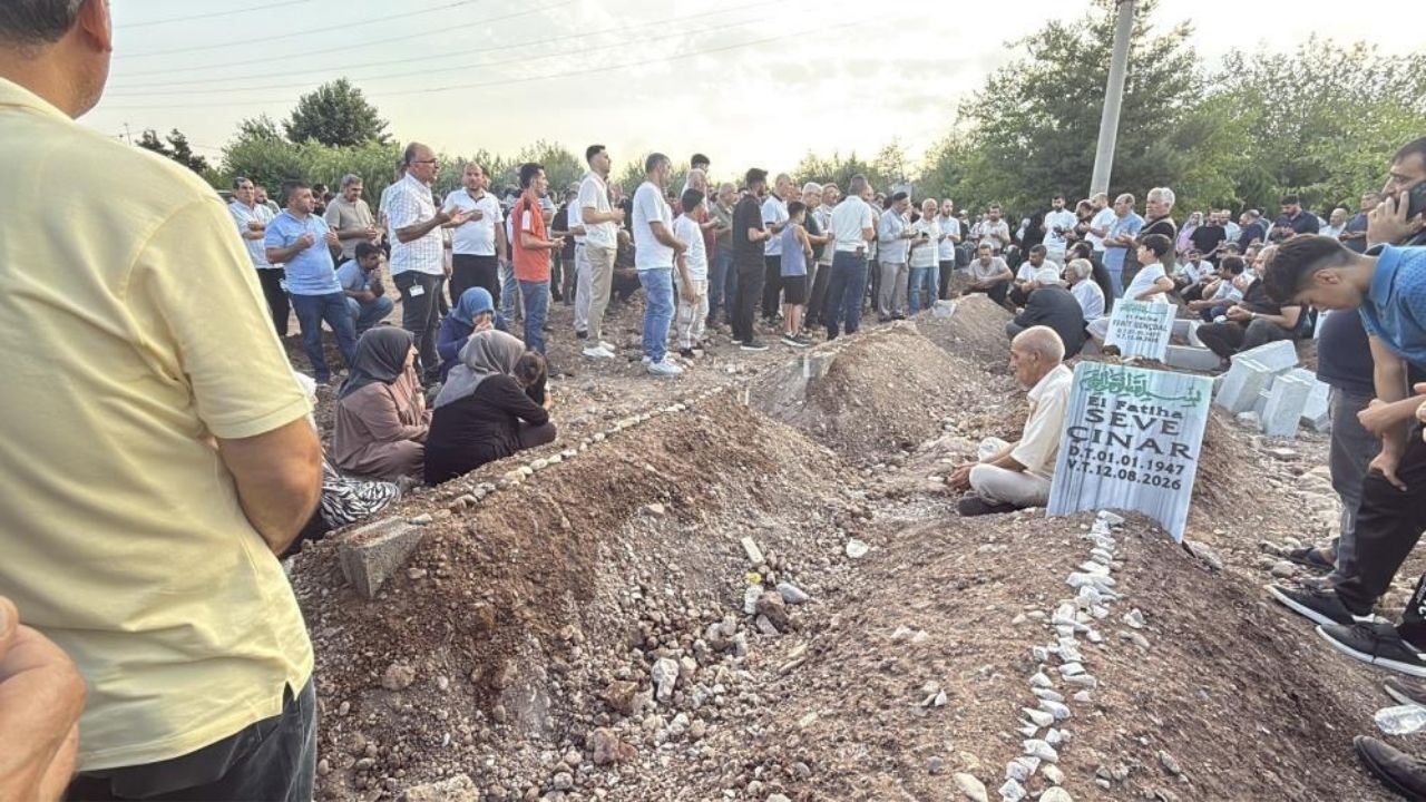 Diyarbakır’daki feci kazada ölen 7 kişi yan yana defnedildi