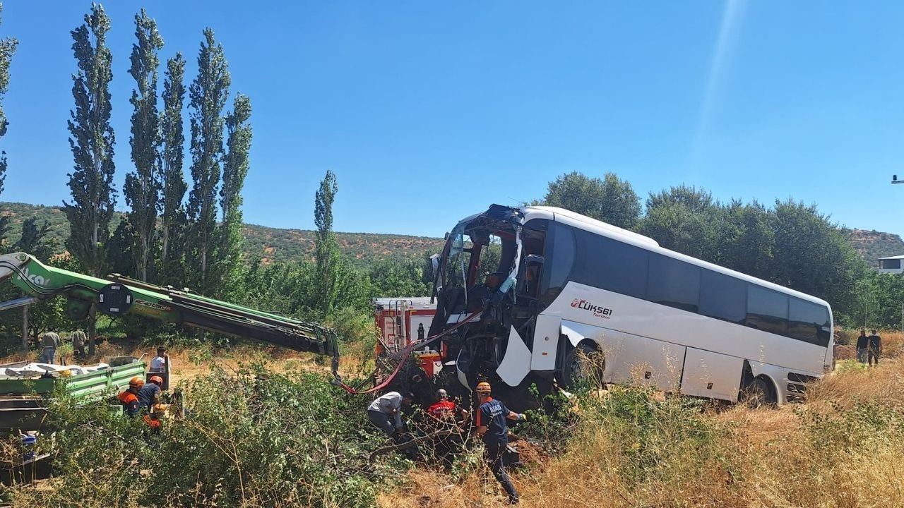 Diyarbakır Lice’de ağaca çarpan otobüsteki 2 kişi yaralandı