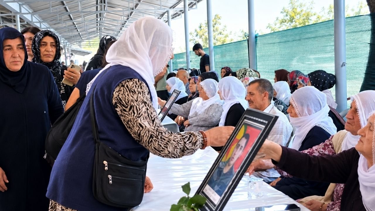 Çatışmalarda yaşamını yitiren 49 gerilla için Diyarbakır’da kurulan taziyeye yoğun ilgi
