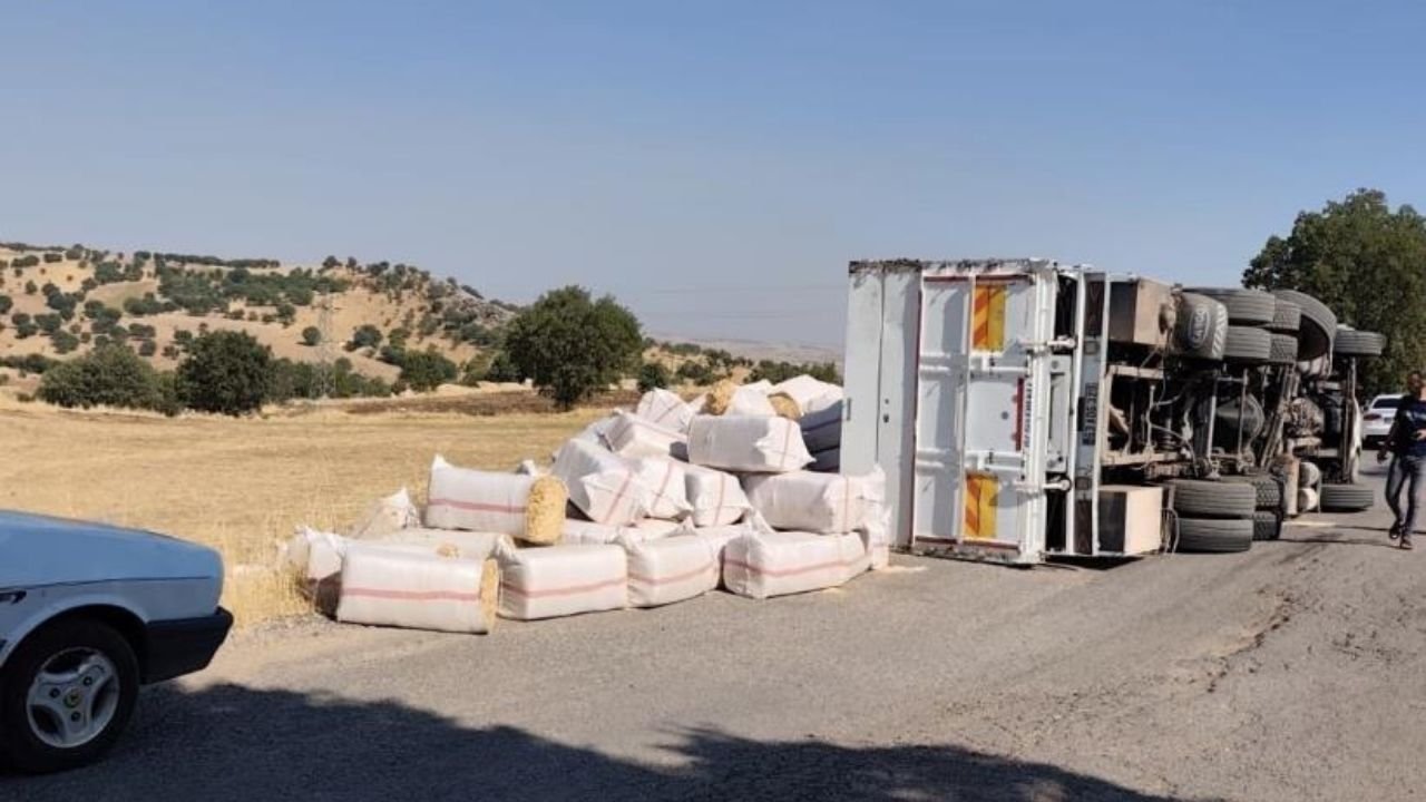Diyarbakır'da saman yüklü kamyon devrildi