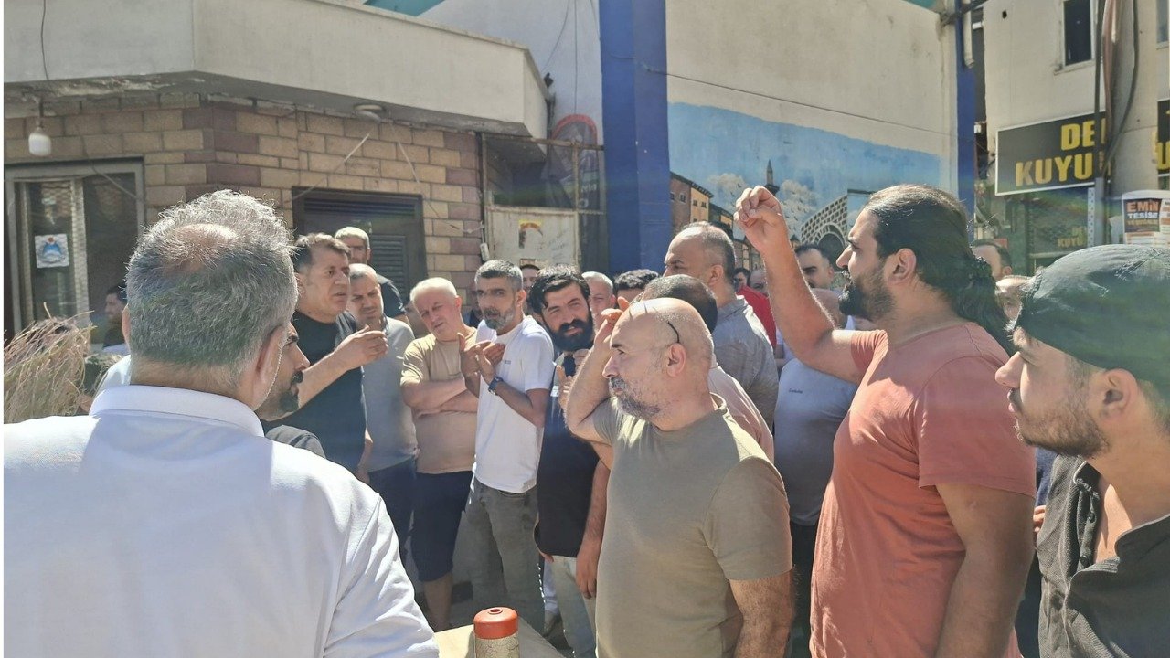 Diyarbakır Bağlar Esnafı Çileden Çıktı: Caddeyi Trafiğe Kapattılar