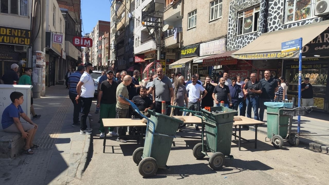 Diyarbakır Bağlar esnafı çileden çıktı: Caddeyi trafiğe kapattılar