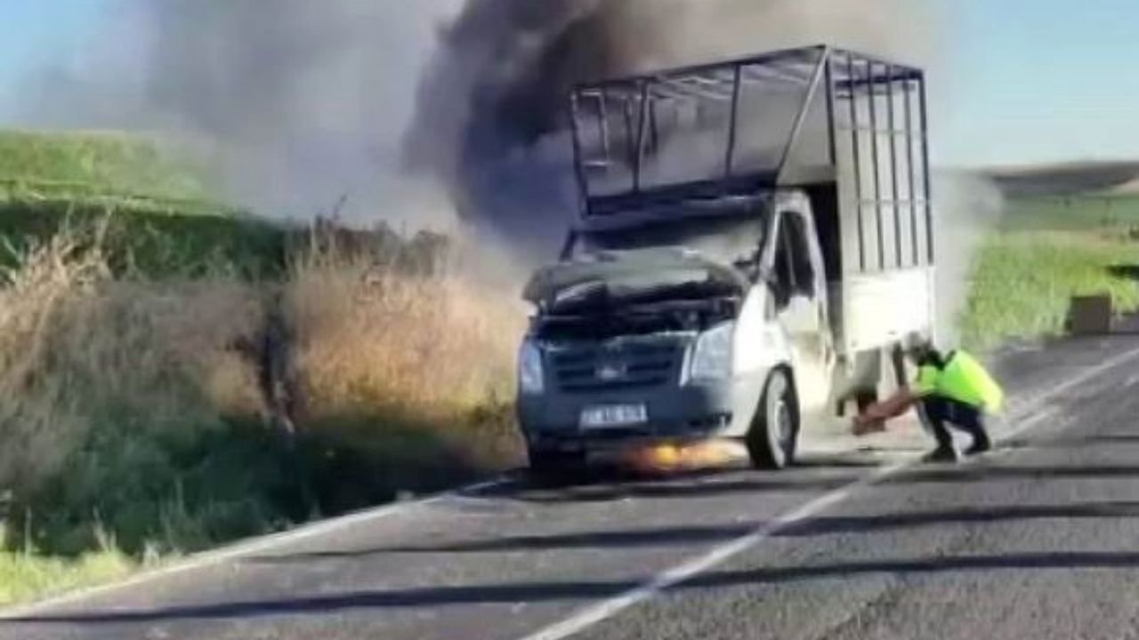 Diyarbakır'da seyir halindeki kamyonet yandı