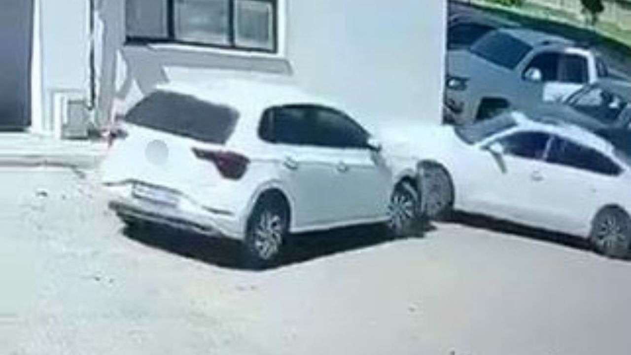 Kontrolden çıkan otomobil önce araca sonra duvara çarptı!