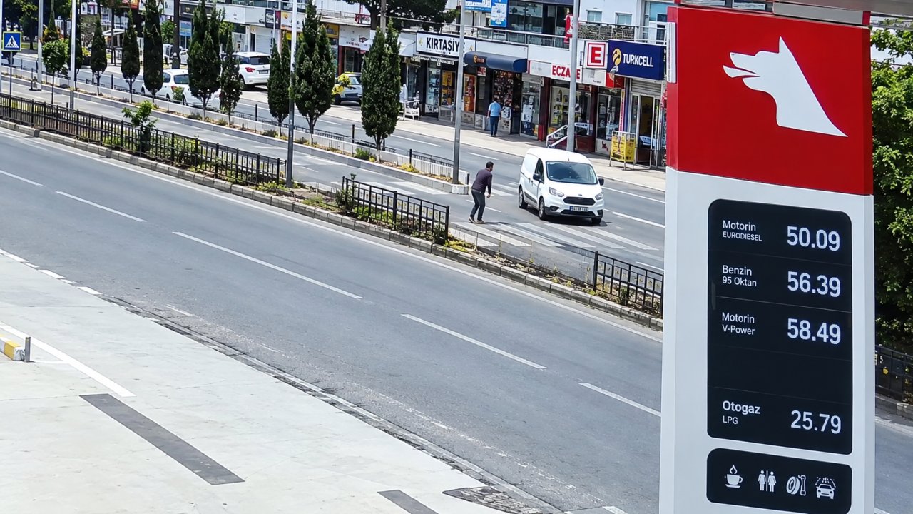 Diyarbakır’da yolun karşısına geçen kişi, faciadan saniyelerle kurtuldu