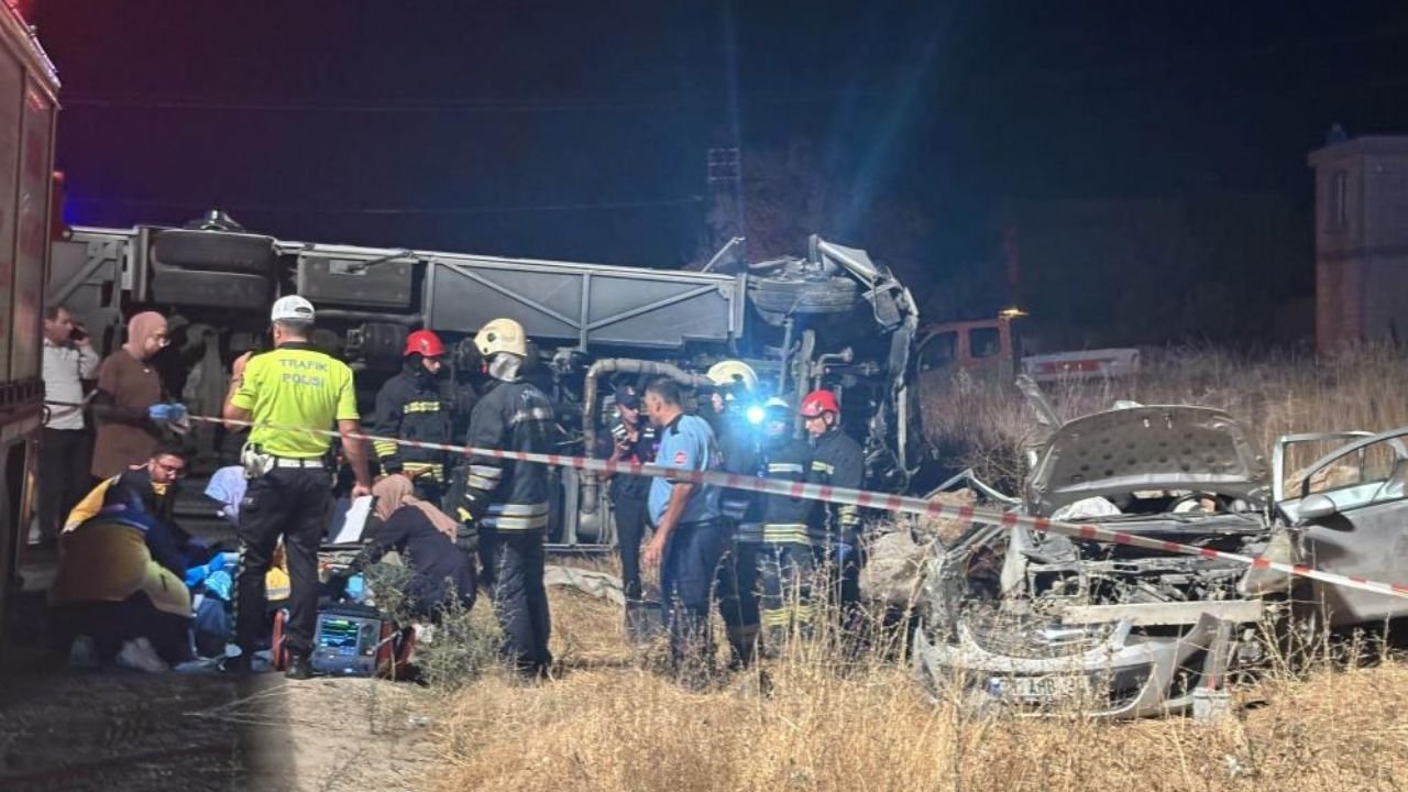 Yolcu minibüsü ile otomobil çarpıştı: 3 ölü, 17 yaralı
