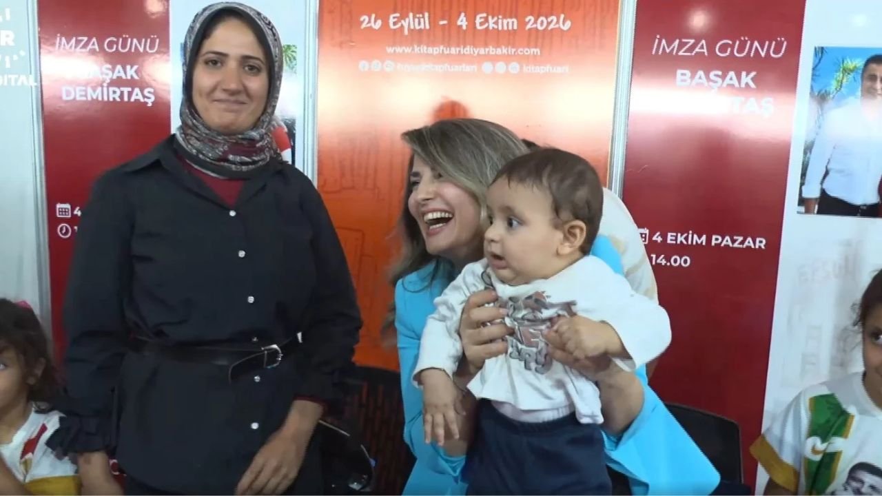 Diyarbakır Kitap Fuarı'nda duygusal buluşma: Başak Demirtaş bebek Selahattin'i kucağına aldı
