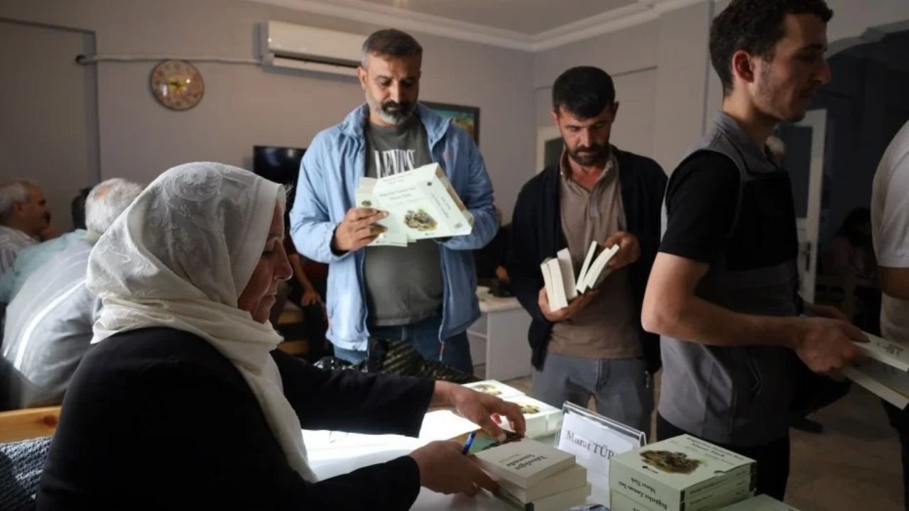 Tutsak yazarların kitaplarını yakınları imzaladı