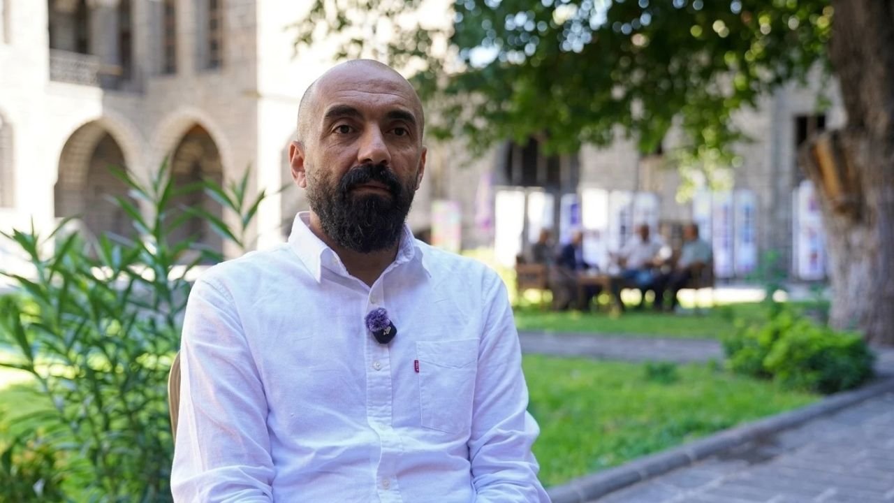 Dilbilimci Bahoz Baran: Kürtçe kamusal alanda baskı altında