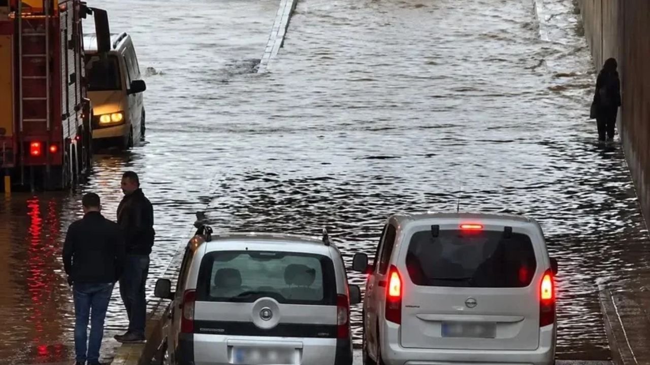 Diyarbakır'da şiddetli sağanak hayatı felç etti: Alt geçitler tıkandı, esnaf sular altında