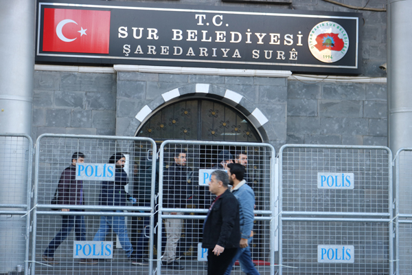 Sur Belediyesi Eşbaşkanları tutuklandı