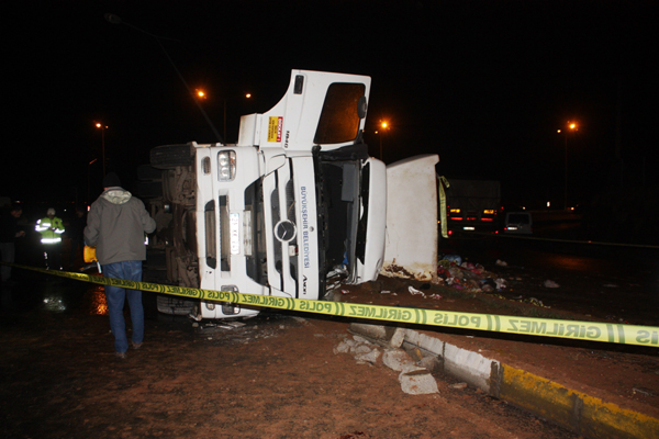 Çöp kamyonu devrildi: 1 ölü, 1 ağır yaralı