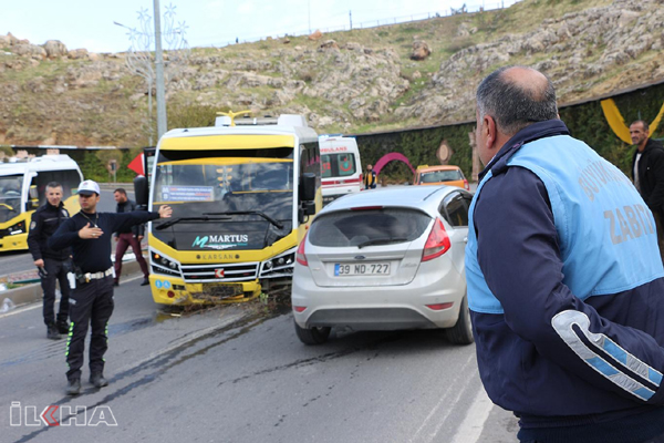 VİDEO HABER - Freni boşalan minibüs kaza yaptı: 8 yaralı