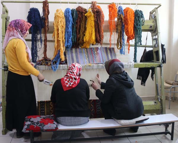 Metrekaresinde binlerce düğüm olan halılar 4 bin liraya satılacak