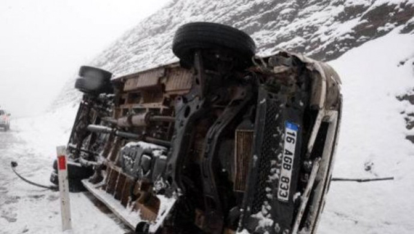 Ergani'de minibüs devrildi: 4 yaralı