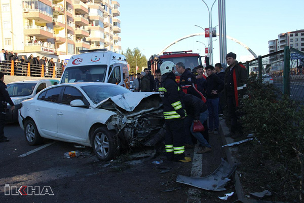VİDEO HABER - Otomobil aydınlatma direğine çarptı: 2 yaralı