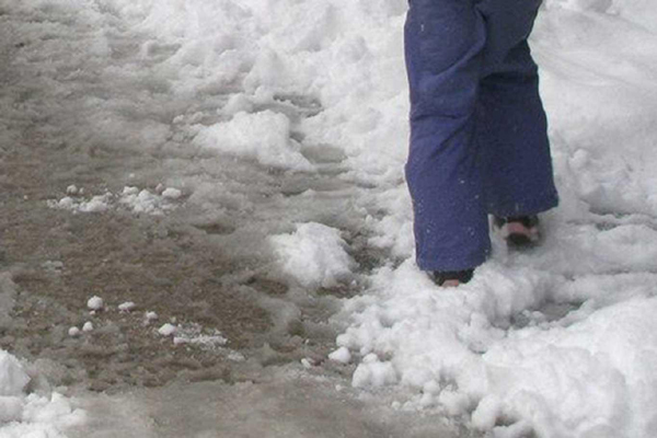Islak ve buzlu zemine dikkat!