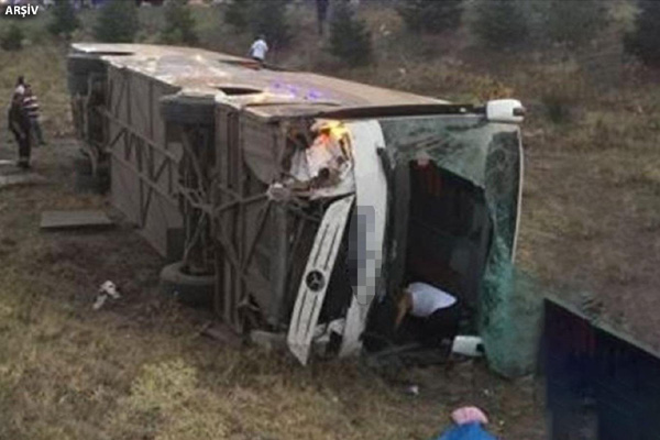 Yolcu otobüsü devrildi: 10 ölü, 18 yaralı