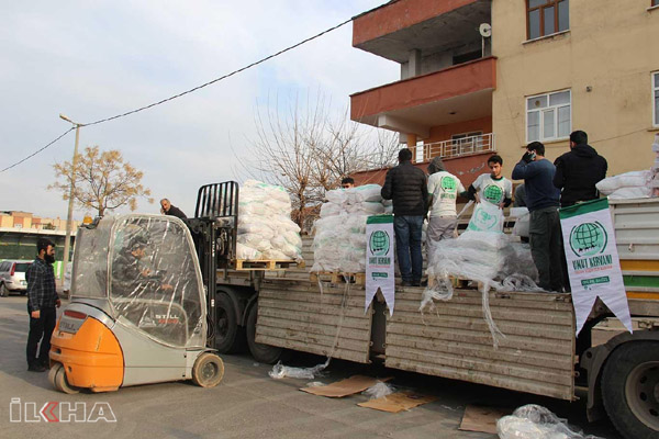 VİDEO HABER - Diyarbakır'dan İdlib'e 2 TIR yardım gönderildi