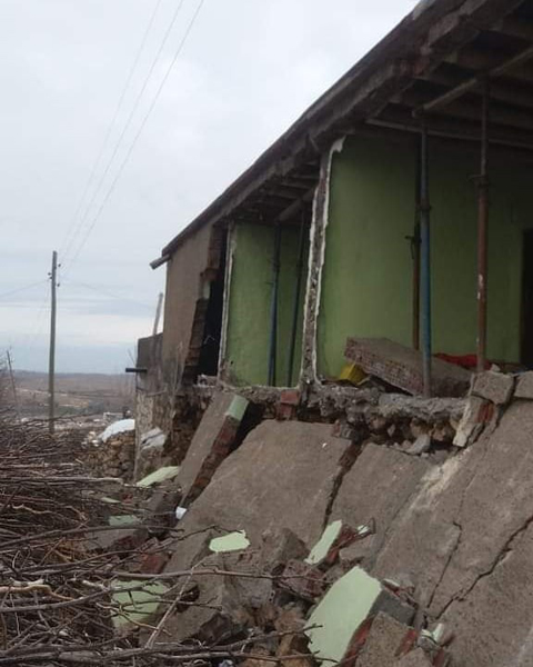 Deprem sonrası çatlaklıkların oluştuğu ev yıkıldı