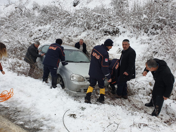 Şarampole sürüklenen aracı AFAD kurtardı