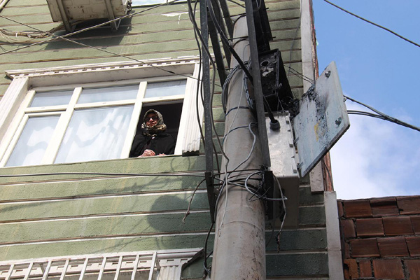 VİDEO HABER - Evlere bitişik elektrik panoları tehlike saçıyor!