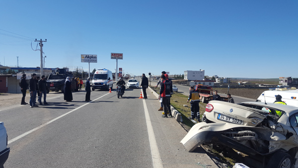 Yayalara yol vermek için duran araca ambulans çarptı: 6 yaralı