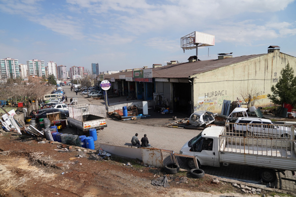 Hurda araçları yediemin otoparklarına çekildi