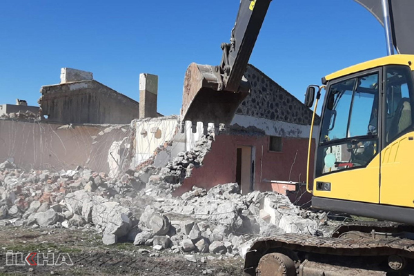 Depremde zarar gören okul binası yıktırıldı