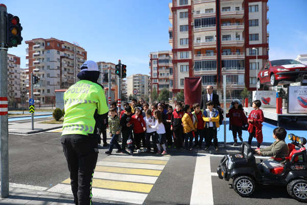 Çocuklara trafik eğitimi verildi