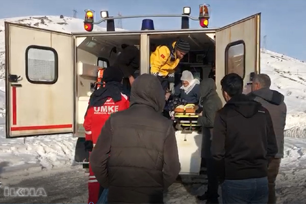 Video Haber: Yaşlı kadın paletli ambulansla hastaneye kaldırıldı
