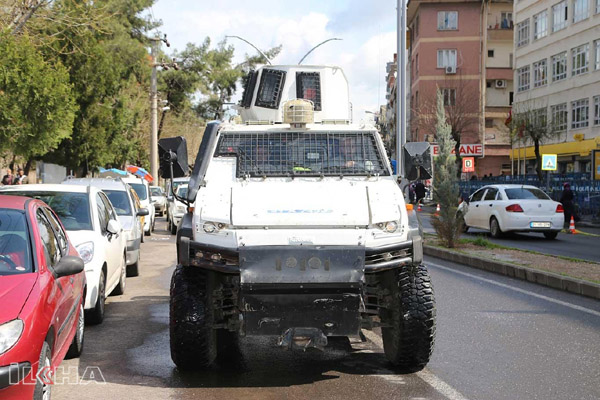 VİDEO HABER - Polis araçlarından Türkçe ve Kürtçe ‘evde kal’ çağrısı