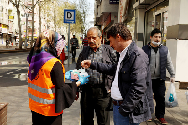 Maske dağıtımı 47 bölgede sürüyor