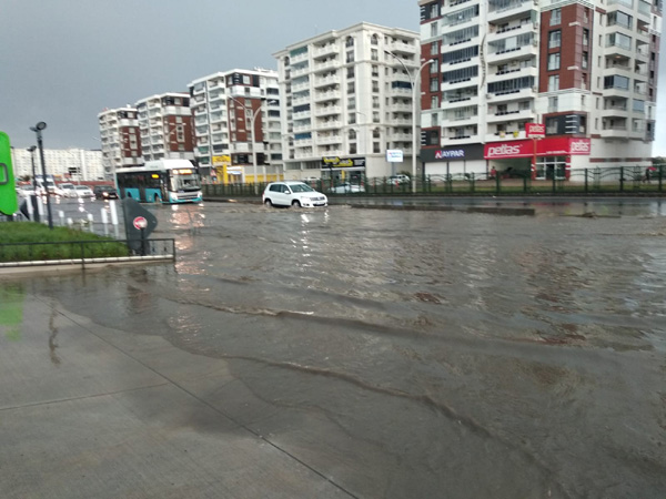 Sağanak yağış hayatı olumsuz etkiledi