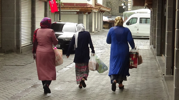 Diyarbakır’da askıda pide kampanyasını sürdürüyor