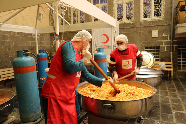 Kızılay Sur Şubesinden 2 bin kişilik yemek