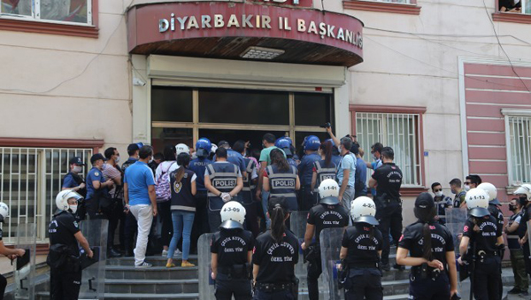 GÜNCELLENDİ - Vekillerin tutuklanmasına tepki: Teslim olmayacağız!