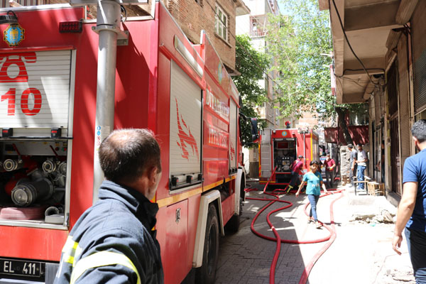 Marangoz atölyesinde yangın çıktı, bina tahliye edildi