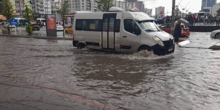 Diyarbakır’da dolu ve sağanak: Birçok ev ve işyeri sular altında