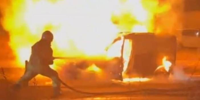 Diyarbakır’da seyir halindeki araçta yangın; Sürücü canını zor kurtardı