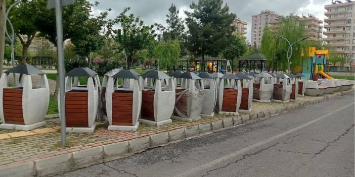 Diyarbakır Kayapınar’da 'kaldırıma bırakılan' park mobilyaları çürümeye terk edildi